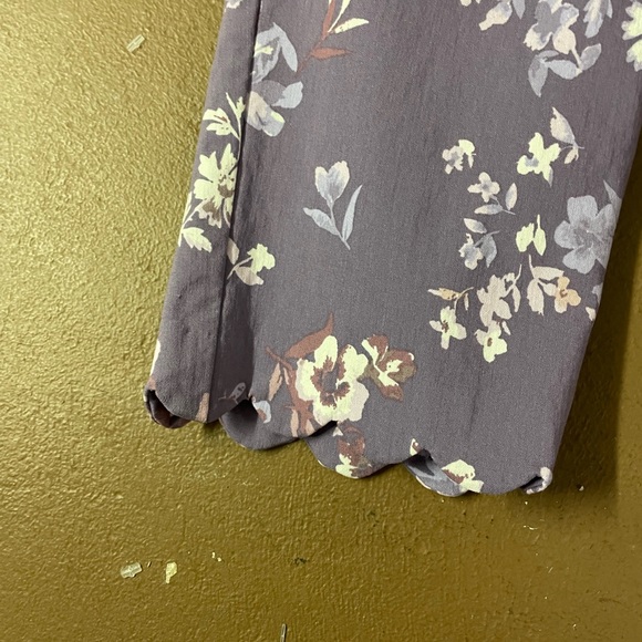 Purple capris with a floral print scalloped at bottom of the capris size 6P - Picture 3 of 4